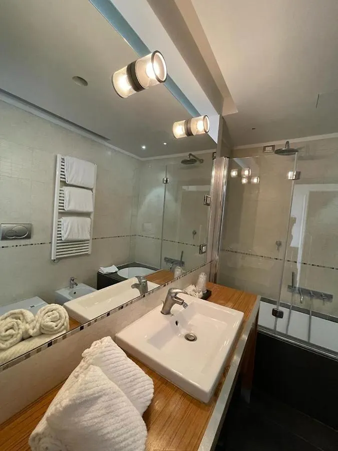 Ih Hotels Milano Centrale Guest House 0*, Milan